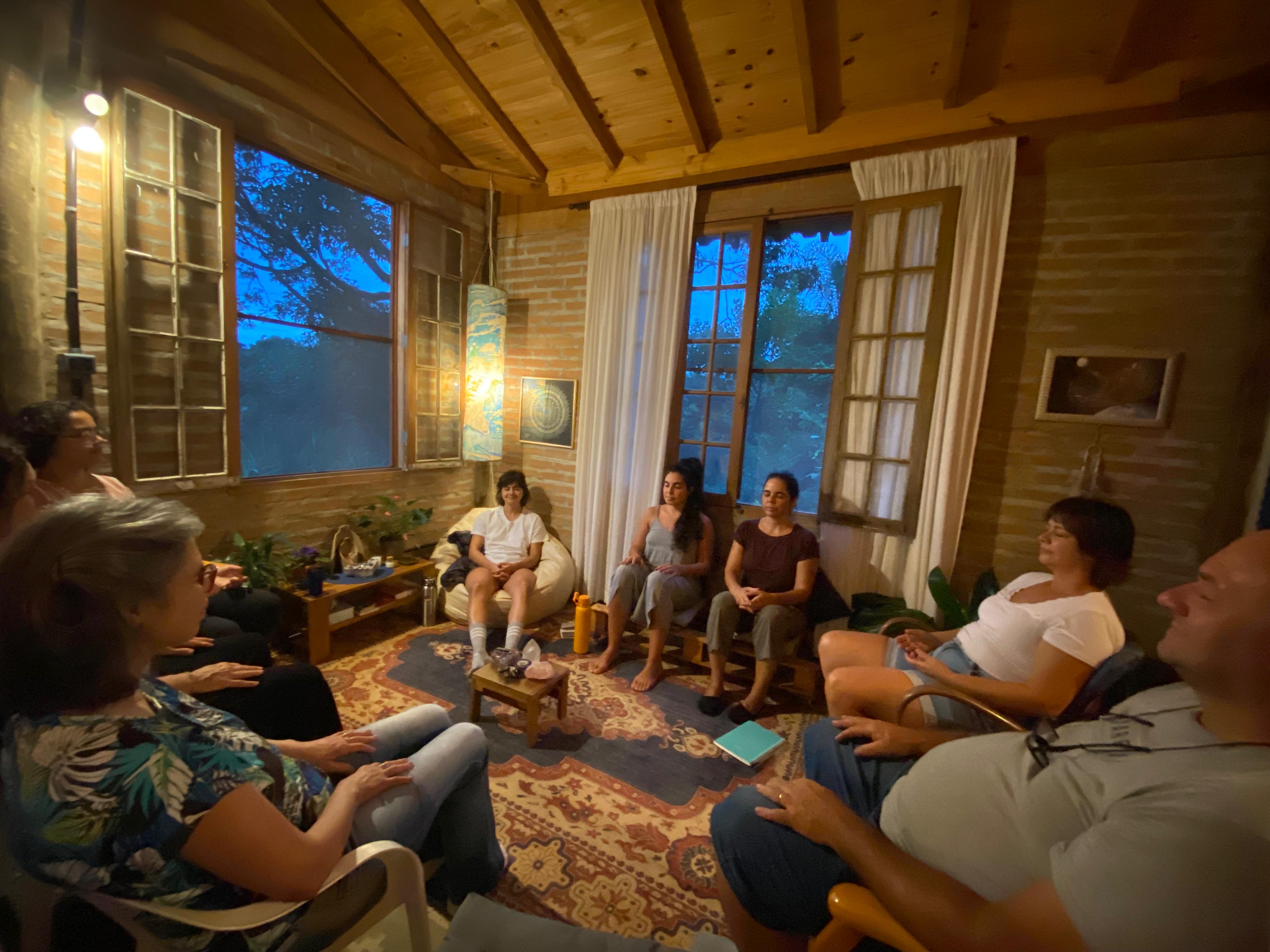 Foto do grupo reunido e meditando