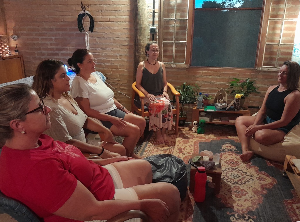 Foto do grupo reunido e meditando